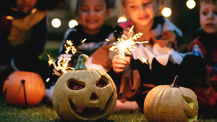 Kinder zu Halloween nach dem Umzug in Zürich